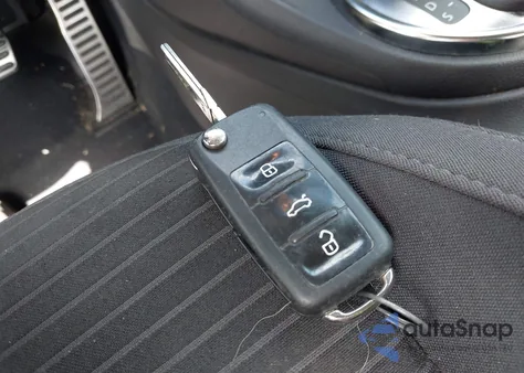 2012 Volkswagen Beetle 2.0T Turbo z USA, uszkodzony, nr VIN 3VWVA7AT8CM666168